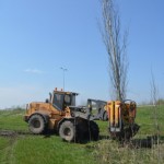 Veplantmachine verplaatst bomen op de Flier te Nijkerk-2