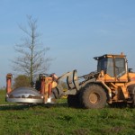 Verplantmachine verplaatst boom op rotonde de Flier te Nijkerk-1